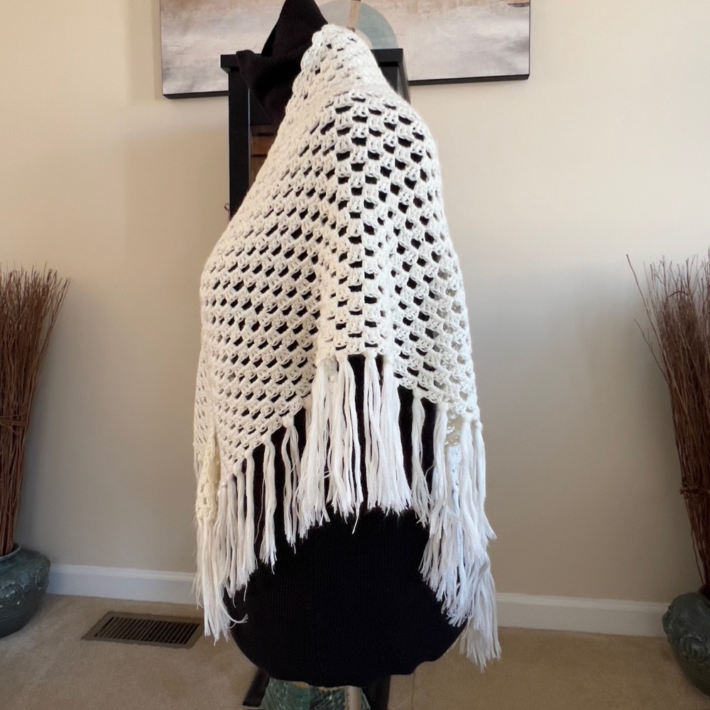 Vintage Cream Hand Crochet Fringed Shawl - Picture 4 of 9